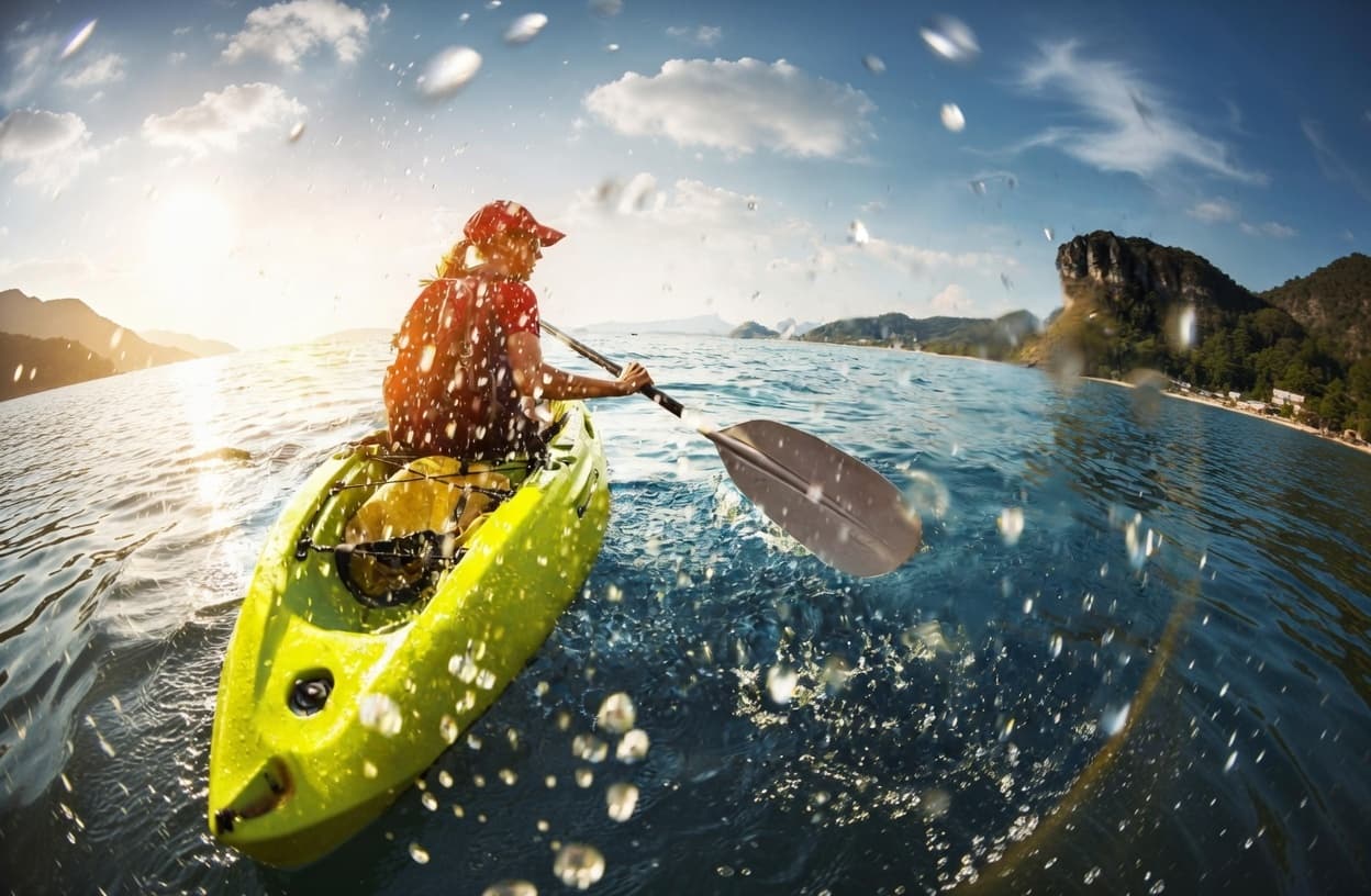 SUP und Kajak an einer Aquadock-Station am Wasser