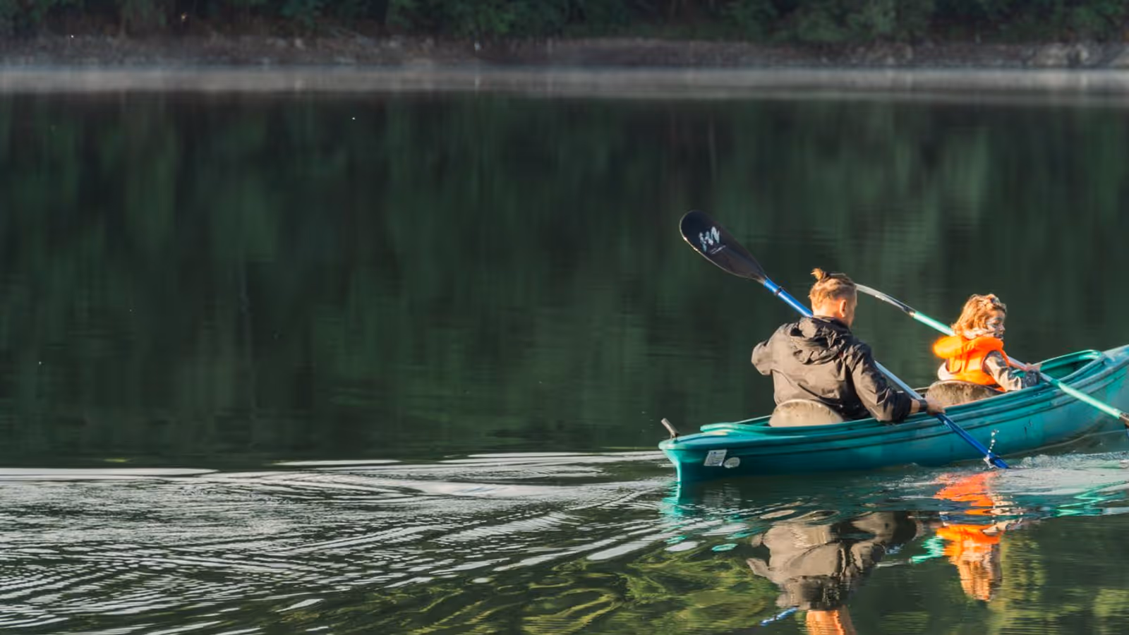 Zwei Paddler mit Schwimmweste auf ruhigem See — Sicherheitsleitfaden für Kayak und SUP
