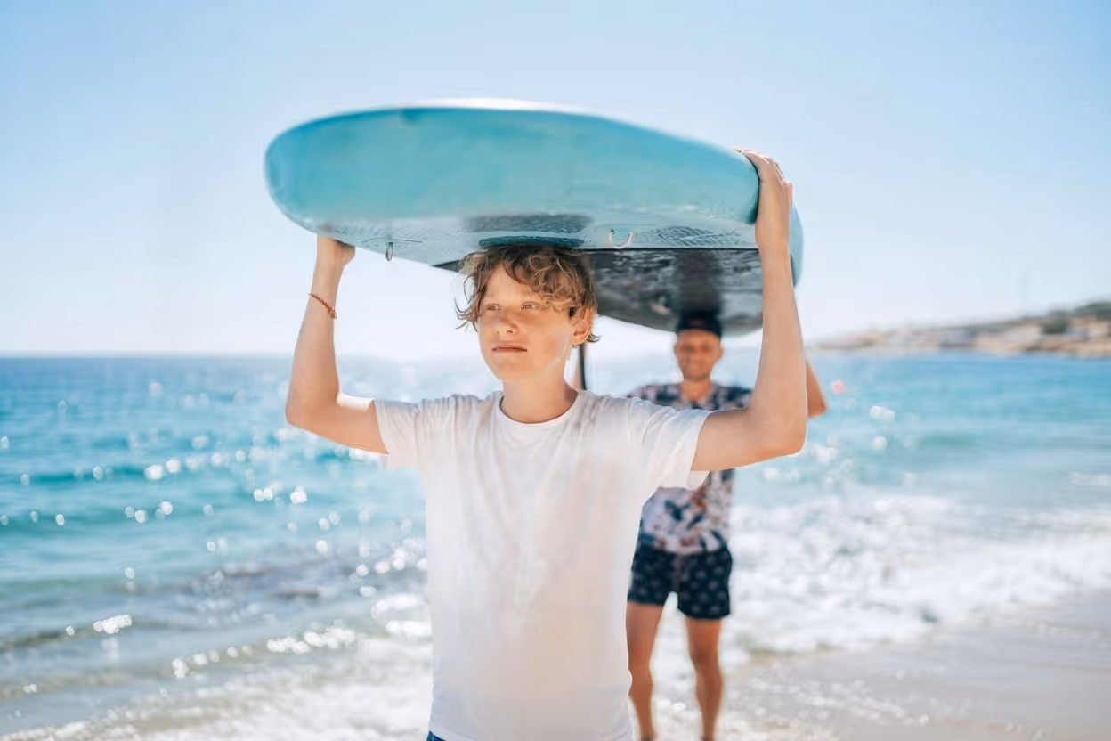 Familie mit Stand-up-Paddleboards auf dem Wasser