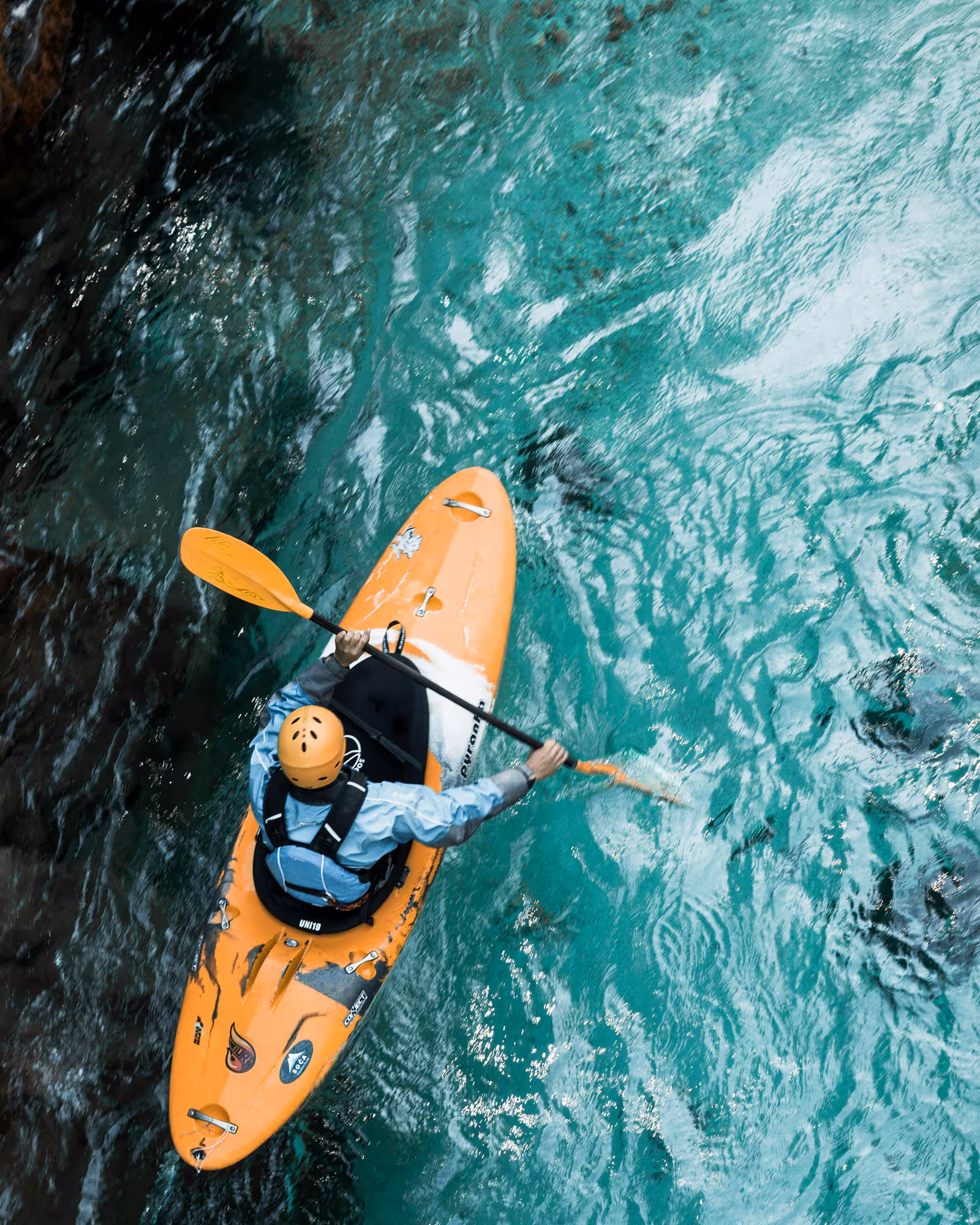 Paddler auf ruhigem Fluss — Aquadock Paddel-Guide für SUP und Kajak Technik